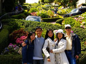 group-picture-at-the-bottom-of-lombard-street_4911915394_o.jpg