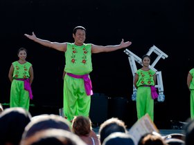 beijing-acrobats-taking-a-bow_4934172556_o.jpg
